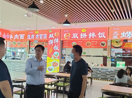副校長深入食堂檢查指導，護航新生就餐“第一餐”