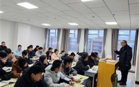 校長李海軍深入聯(lián)系班級、宿舍、課堂與學(xué)生談?chuàng)?dāng)、話成長